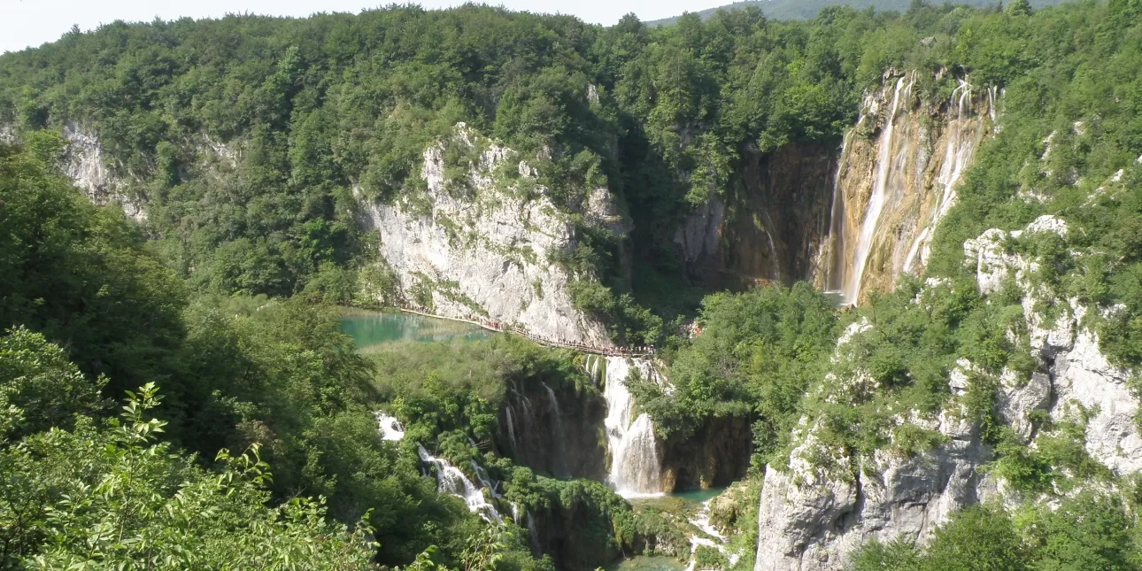 Slap Plitvice na Plitvičkim jezerima (foto: BL, lipanj 2018.) 

•Plitvička jezera, NP Plitvička jezera, slapovi, priroda, nacionalni parkovi