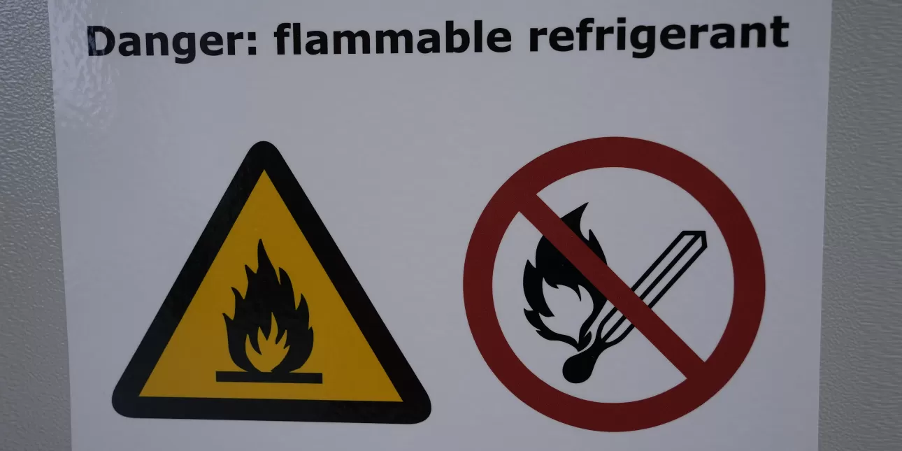 Oznaka zapaljive radne tvari u tvornici Frigo Plus u Soblincu (foto: Božo Žitnik, siječanj 2023.) 

• radne tvari, zapaljivost, rashladna tehnika