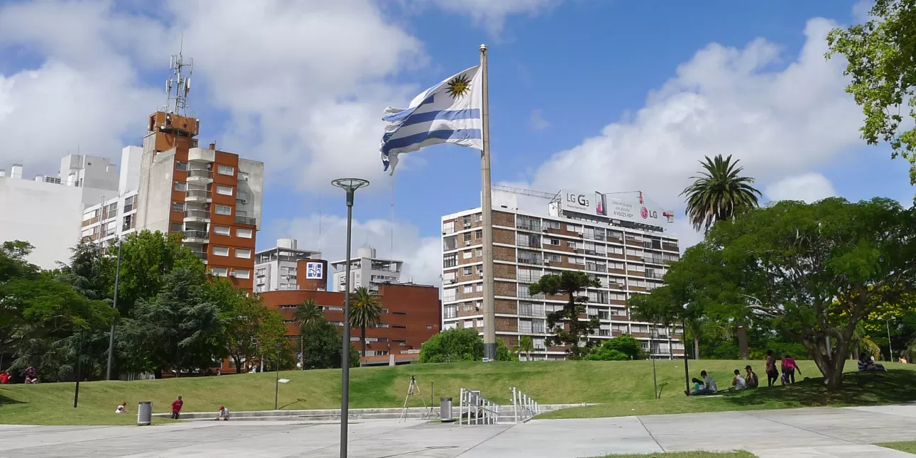 Trg u središtu Montevidea, glavnog grada Urugvaja (foto: Srećko Švaić, 2015.)

• Montevideo, Urugvaj, zastave