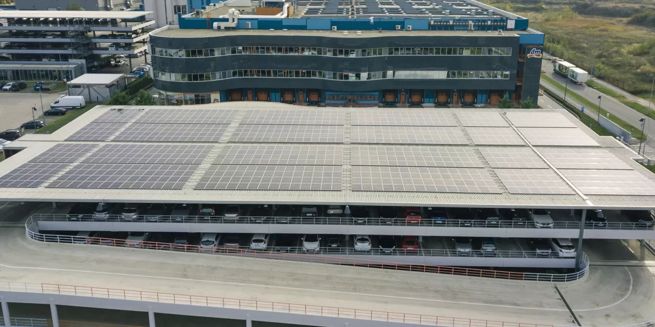 Sunčana elektrana na krovu Upravno-distributivnog centra tvrtke DM - Drogerie Markt u Zagrebu (izvornik: DM - Drogerie Markt, veljača 2023.)

• sunčane elektrane, fotonaponski sustavi, DM - Drogerie Markt