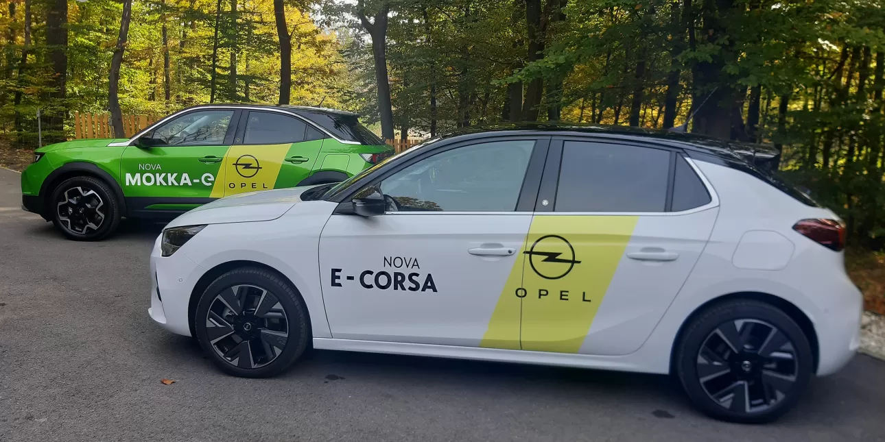 Električni auti Opel Mokka-E i Opel E-Corsa (foto: BO, 2021.)

• Opel, električni auti, električna vozila, elektromobilnost