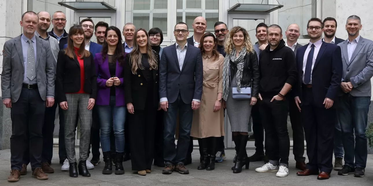 Zajednička fotografija Alumni odbora Fakulteta elektrotehnike i računarstva Sveučilišta u Zagrebu (izvornik: FER, ožujak, 2023.)
• FER