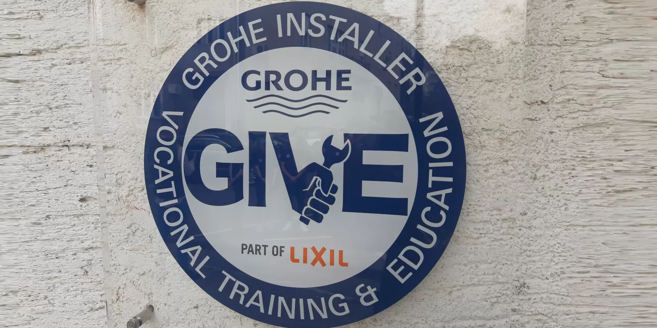 Logo obrazovnog centra Grohe u prostorima Škole za montažu instalacija i metalnih konstrukcija u Zagrebu (foto: BO, ožujak 2023.)

• Grohe, ŠMIMK