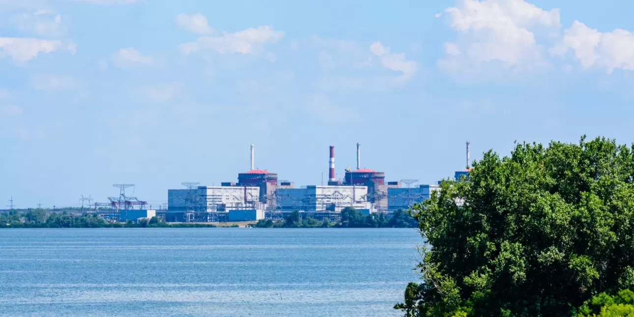 Pogled na NE Zaporižje (izvornik: Ihor Bondarenko / Shutterstock, travanj 2025.)

• NE Zaporižje, nuklearne elektrane, Dnjepar, Ukrajina