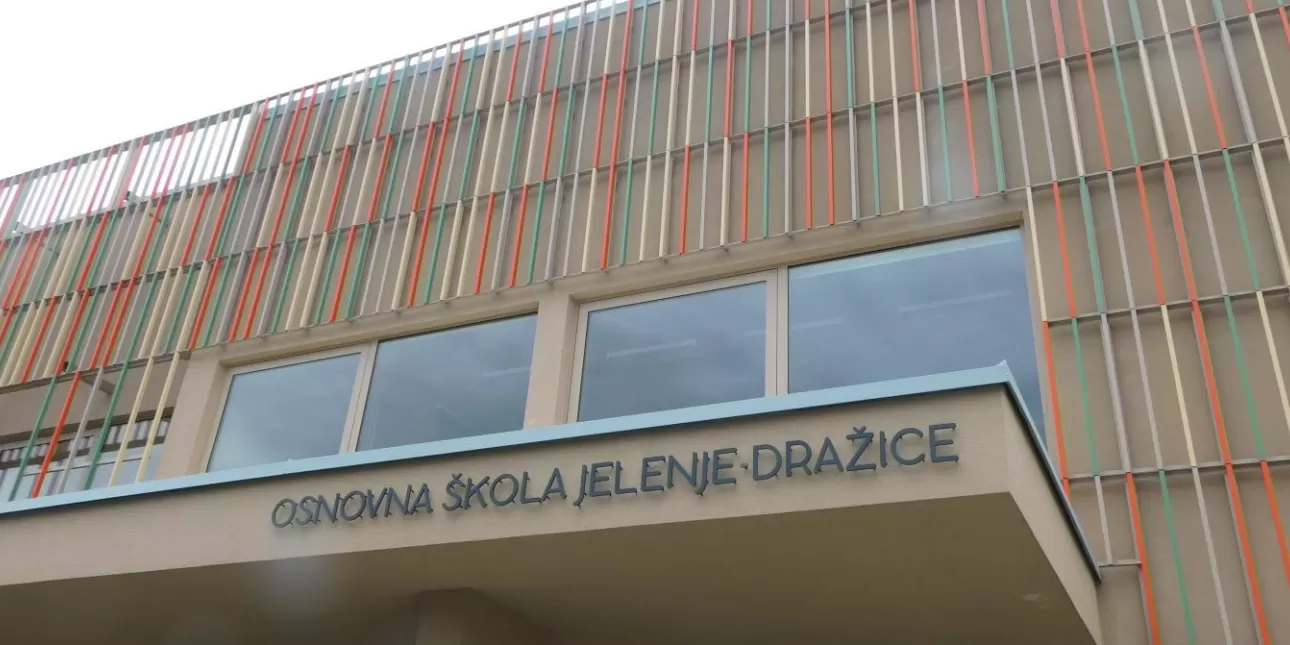 Zgrada OŠ Jelenje-Dražice u Dražicama pokraj Rijeke (foto: BL, ožujak 2023.) 

• škole, školstvo