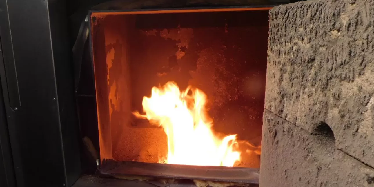Plamen u ložištu kotla na pelete Fröling T4e u kotlovnici OŠ Jelenje-Dražice (foto: BL, ožujak 2023.)

• plamen, ložište, kotlovi na pelete