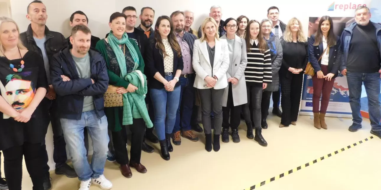 Sudionici stručnog izleta u obilazak kotlovnice na biomasu u OŠ Jelenje-Dražice u sklopu projekta REPLACE koji provodi Energetski institut Hrvoje Požar (foto: BL, ožujak 2023.) 

• EIHP, kotlovi na pelete