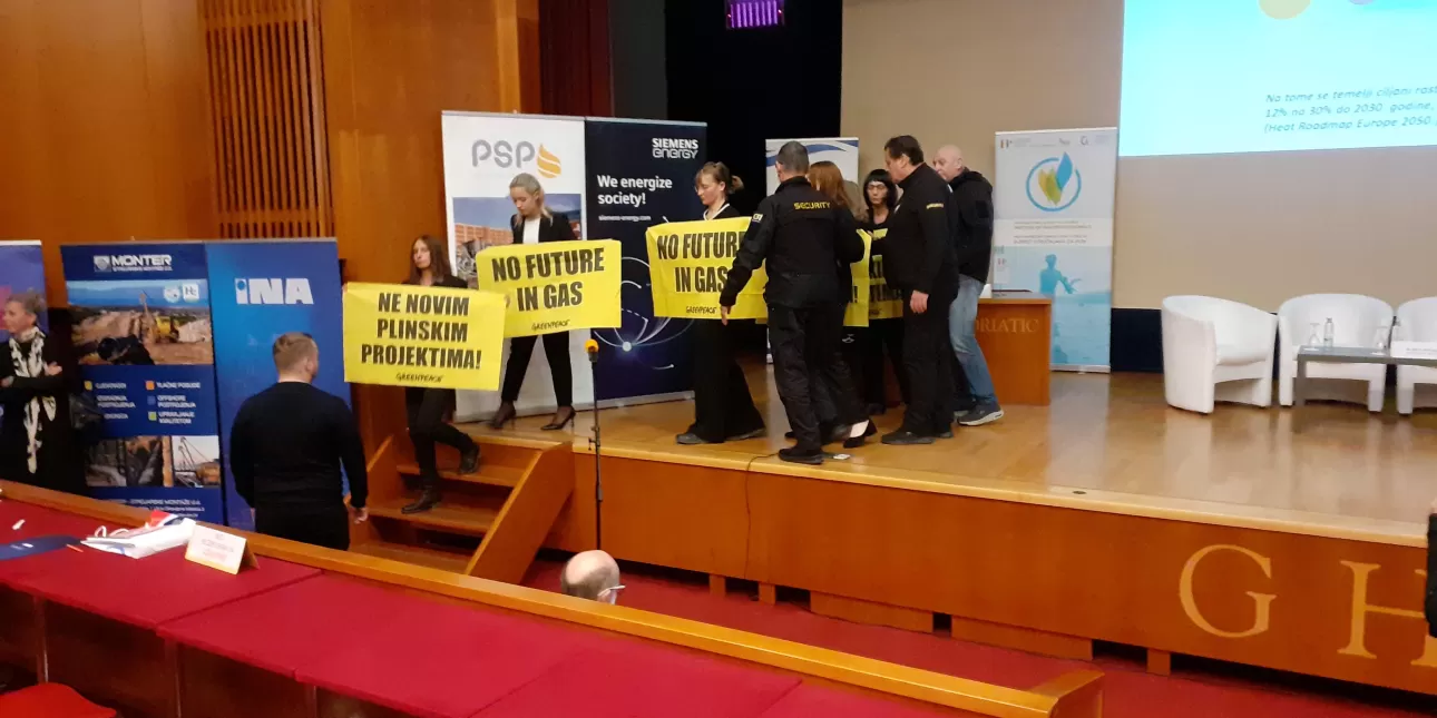 Prosvjed Greenpeacea na 38. međunarodnom znanstveno-stručnom susretu stručnjaka za plin 10. svibnja 2023. u Opatiji (foto: Željko Bukša, svibanj 2023.)

• HSUP, Opatija, Greenpeace, prosvjedi, stručni skupovi