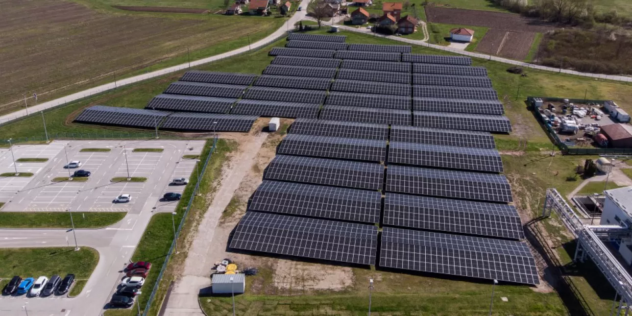 Sunčana elektrana snage 9,71 MW pokraj pogona Plive u Savskom Marofu (izvornik: Pliva, svibanj 2023.)

• sunčane elektrane, Pliva, E.ON Solar