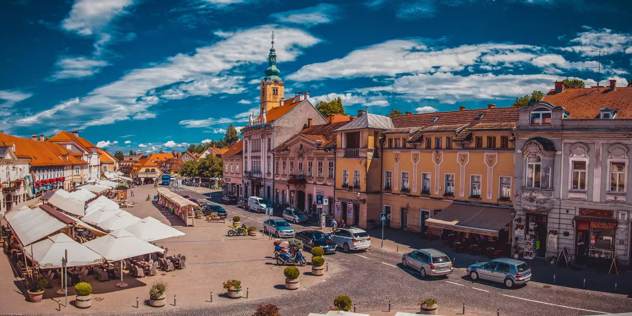 Trg kralja Tomislava u Samoboru (izvornik: Turistička zajednica grada Samobora / Vladimir Bogovčić, svibanj 2023.) 

• Samobor, Zagrebačka županija