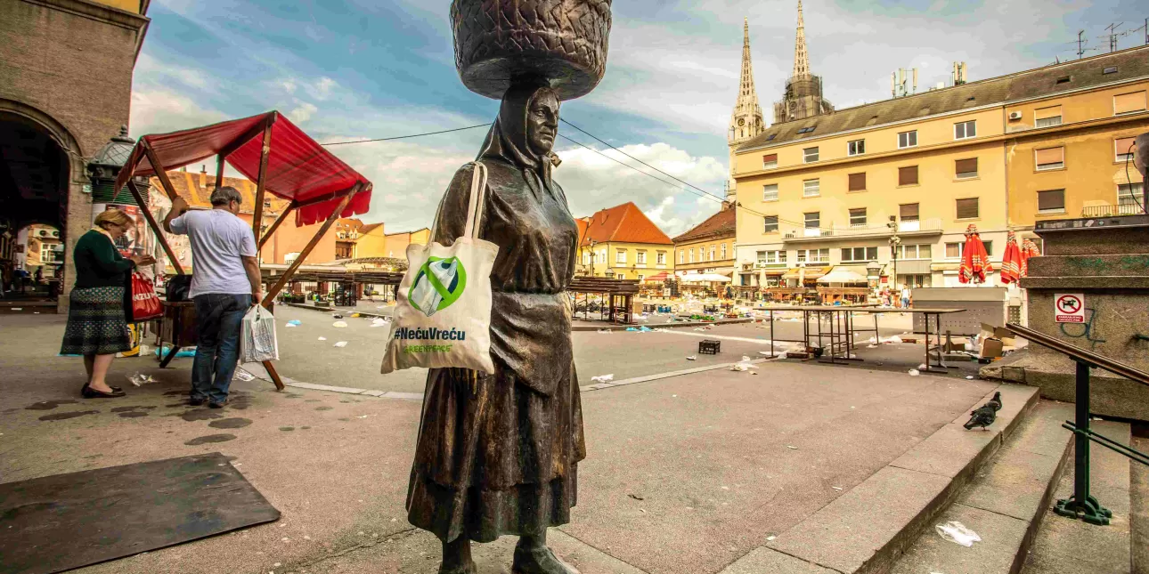 Kampanja Greenpeacea na Tržnici Dolac u Zagrebu za zamjenu plastičnih platnenim vrećicama  (izvornik: Greenpeace, lipanj 2023.) 

• plastične vrećice