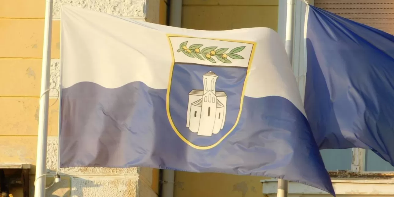 Zastava Zadarske županije (foto: BL, kolovoz 2023.)

• Zadarska županija, zastave