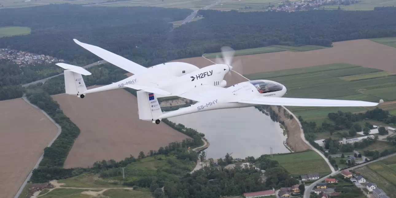 Pokusni let prvog svjetskog aviona na vodik kojim upravlja pilot pod nazivom H2FLY (izvornik: H2FLY, rujan 2023.)

• avioni na vodik, H2FLY