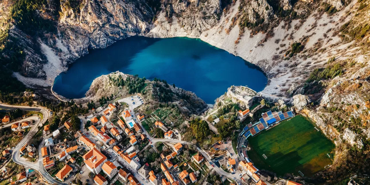 Pogled iz zraka na Imotski, Modro jezero, Topanu i stadion 'Gospin dolac' (izvornik: HTZ, rujan 2023.)

• Imotski, Imotska krajina, Dalmatinska zagora, Dalmacija,