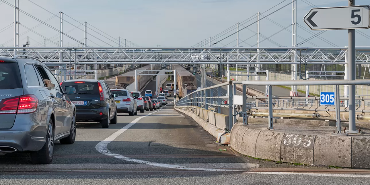 Ulaz u Eurotunel na francuskoj strani (izvornik: Shutterstock, 2023.)

•  tuneli, Eurotunel, promet, željeznice