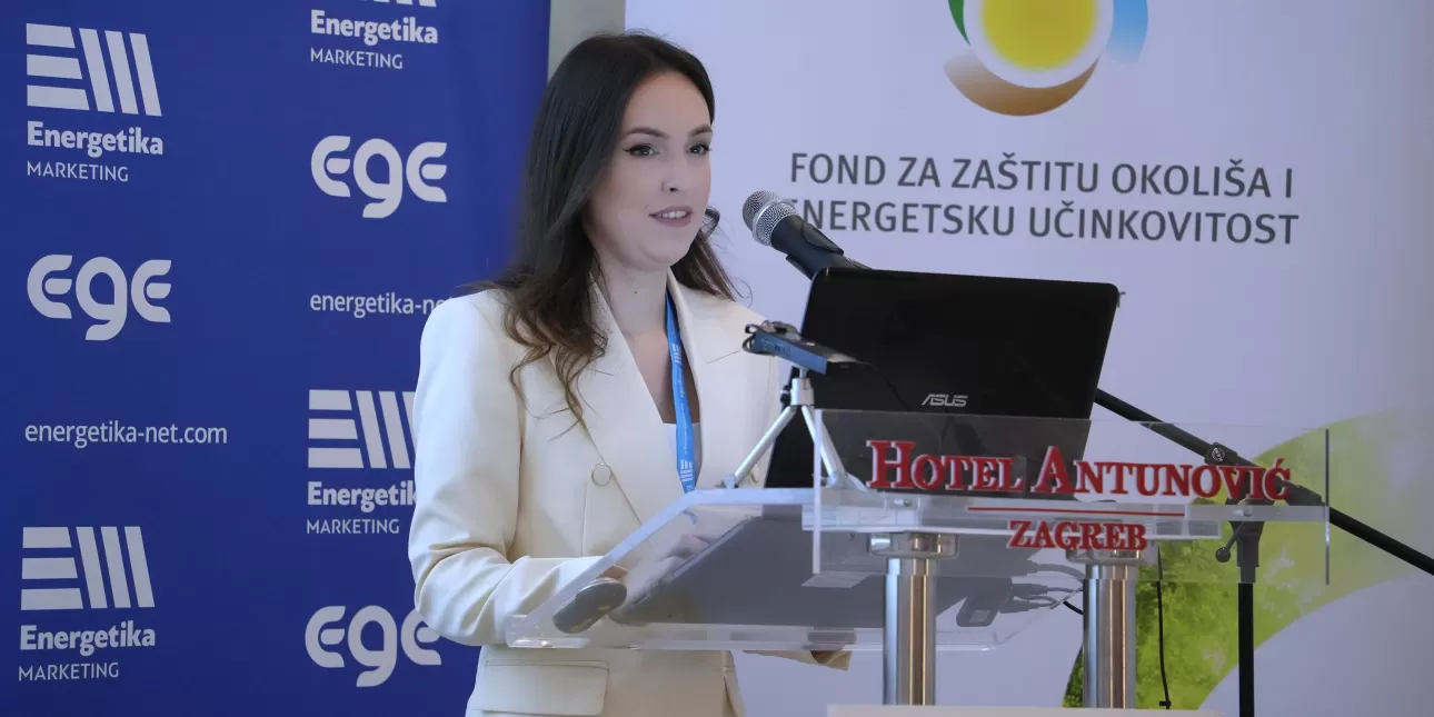 Andrea Valjak iz Hrvatske gospodarske komore tijekom pozdravnih govora na skupu Nova era prometa 2023. (foto: Božo Žitnik, listopad 2023.)

• Nova era prometa, Andrea Valjak