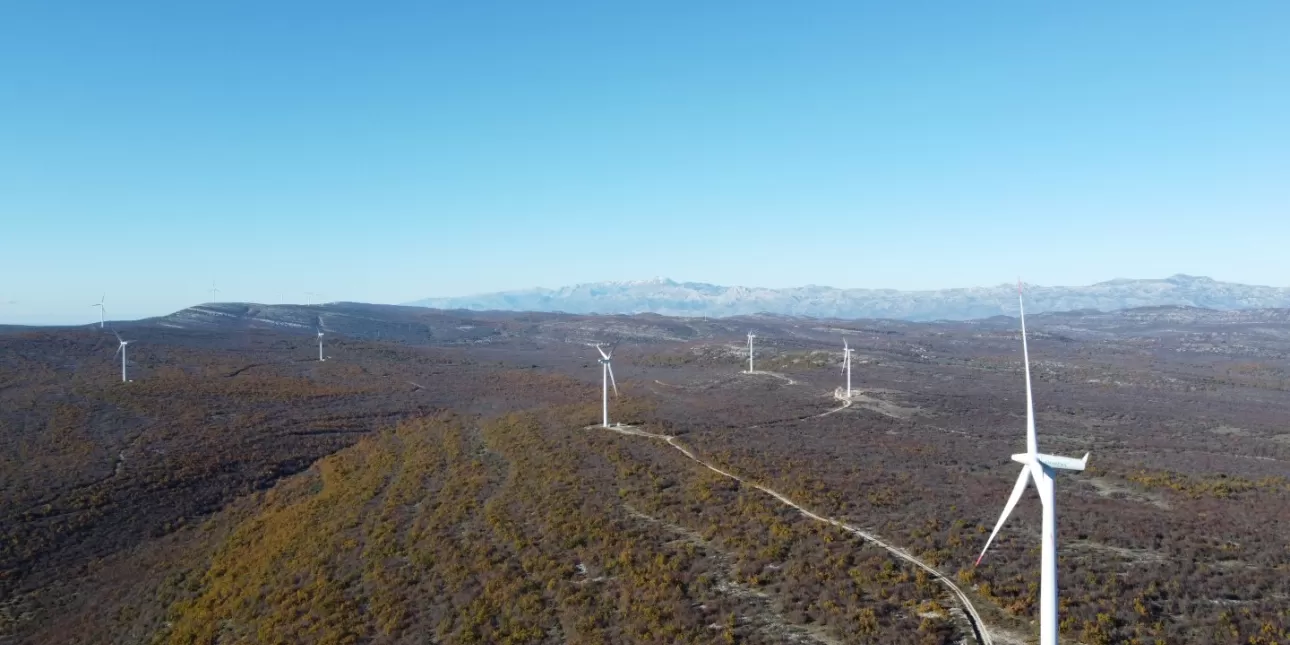 Pogled na VE Zadar 2 (izvornik: Professio Energia)

• VE Zadar 2, kopnene vjetroelektrane, vjetroelektrane, Professio Energia