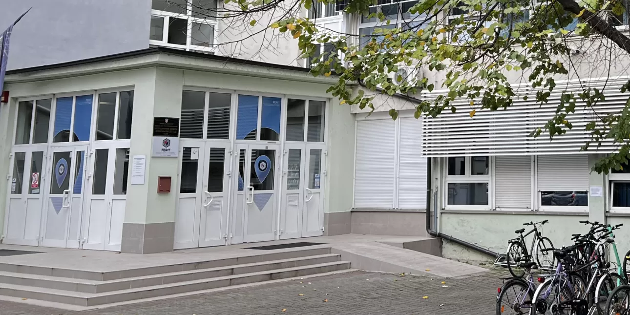 Ulaz u zgradu Fakulteta elektrotehnike, računarstva i informacijskih tehnologija Sveučilišta Josipa Jurja Strossmayera u Osijeku (foto: DP, studeni 2023.)

• FERIT, zgrade
