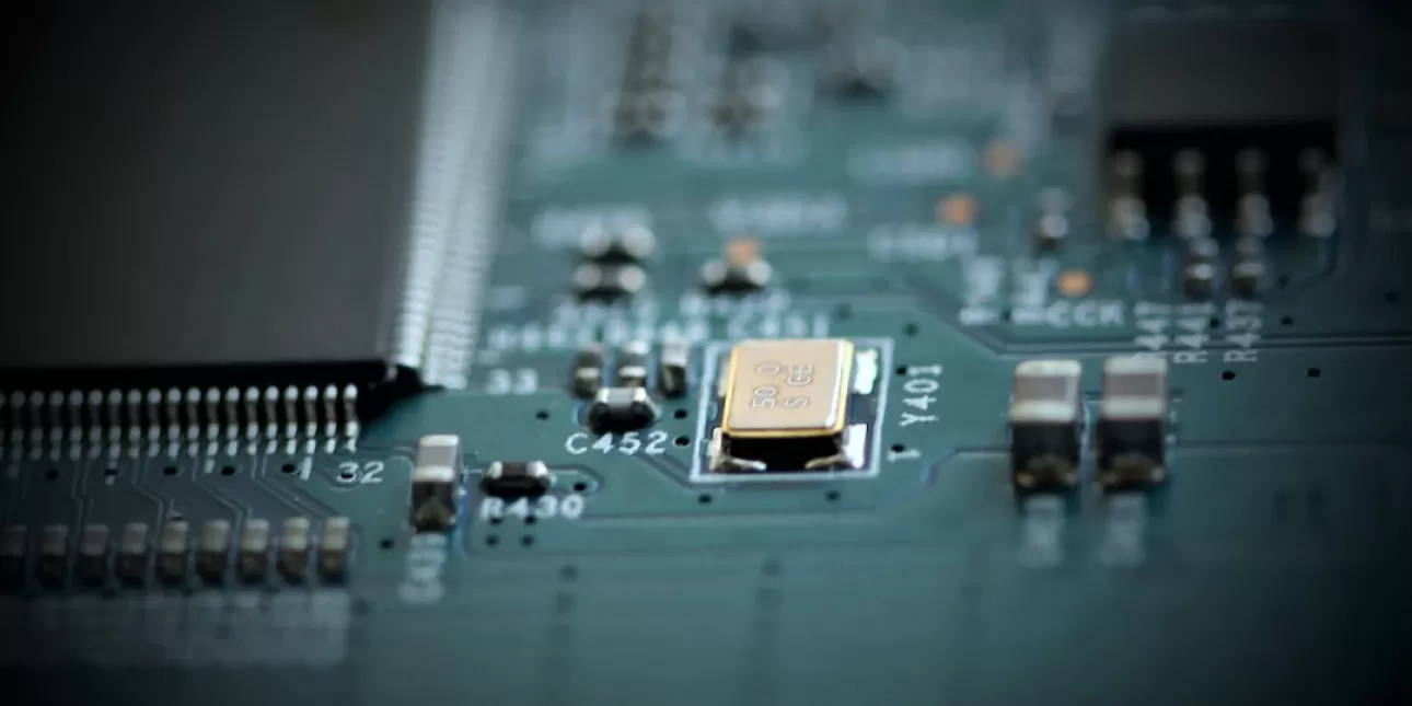 Poluvodiči (FOTO: Ane Nygård/Unsplash; 2023.)
 
• poluvodiči, elektronika, računarstvo