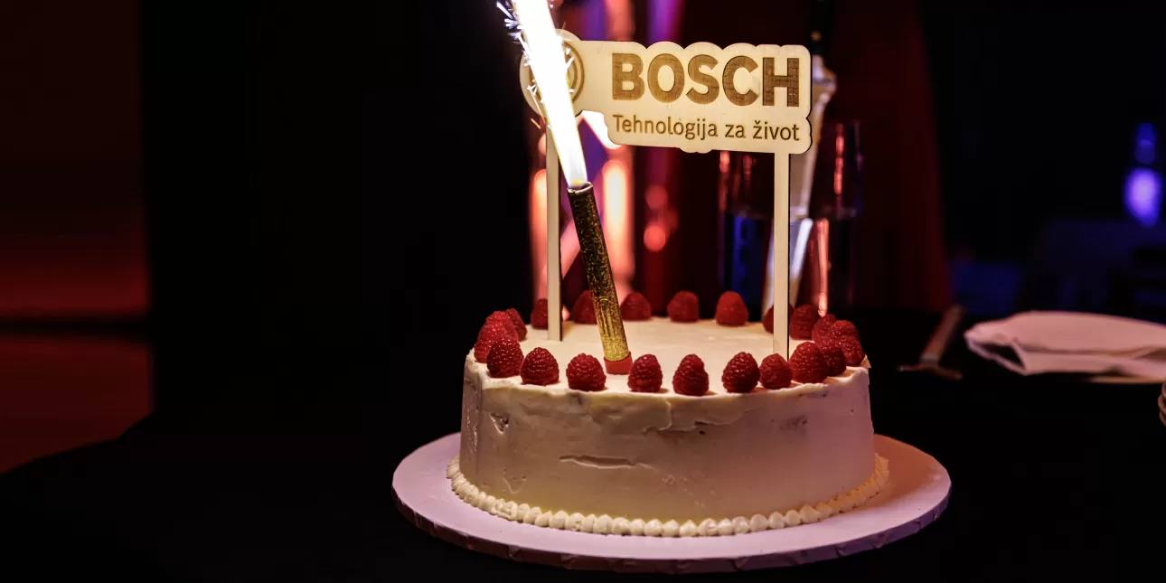 Torta povodom proslave 30 godina poslovanja Boscha u Hrvatskoj (izvornik: Robert Bosch, prosinac 2023.)
• Bosch, obljetnice