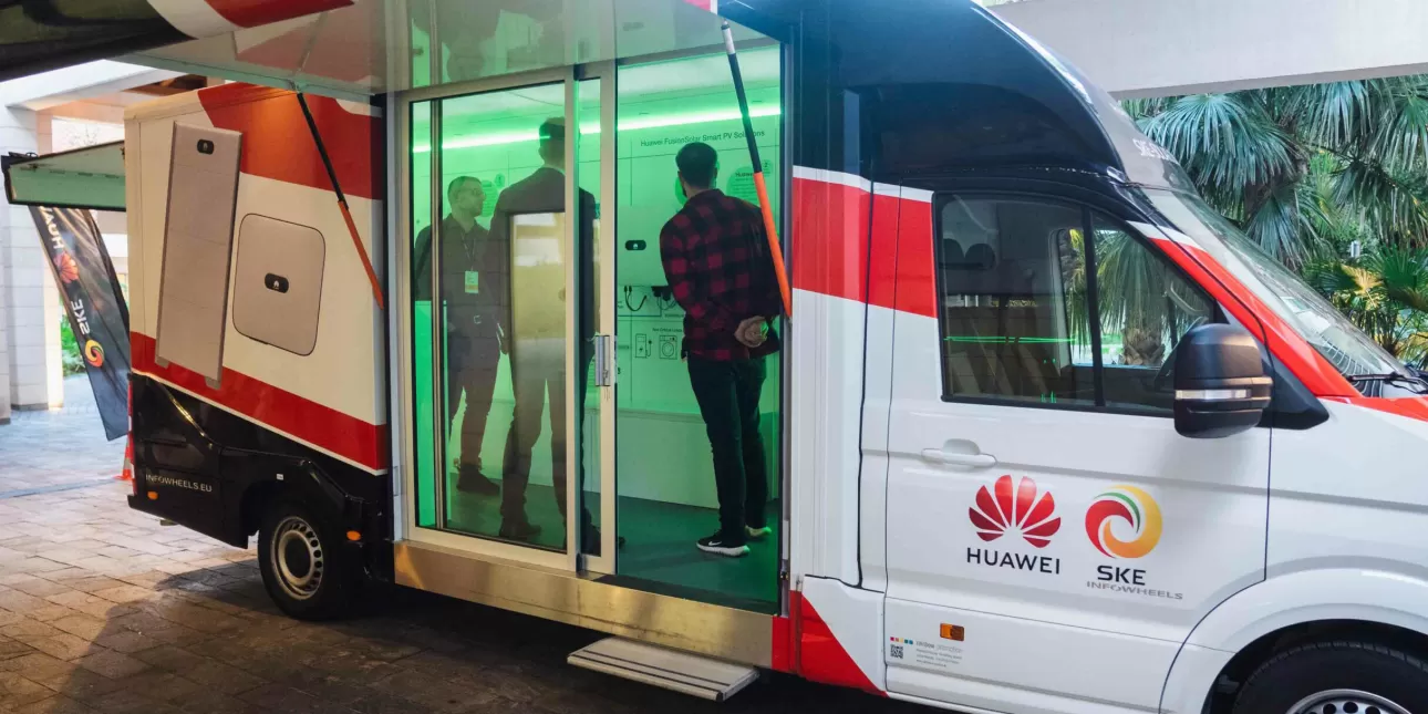Infomobil na okupljanju SKE-a i Huaweija u Podstrani u studenom 2023. (izvornik: SKE, studeni 2023.)

• SKE, Huawei, solarna oprema, fotonaponski sustavi