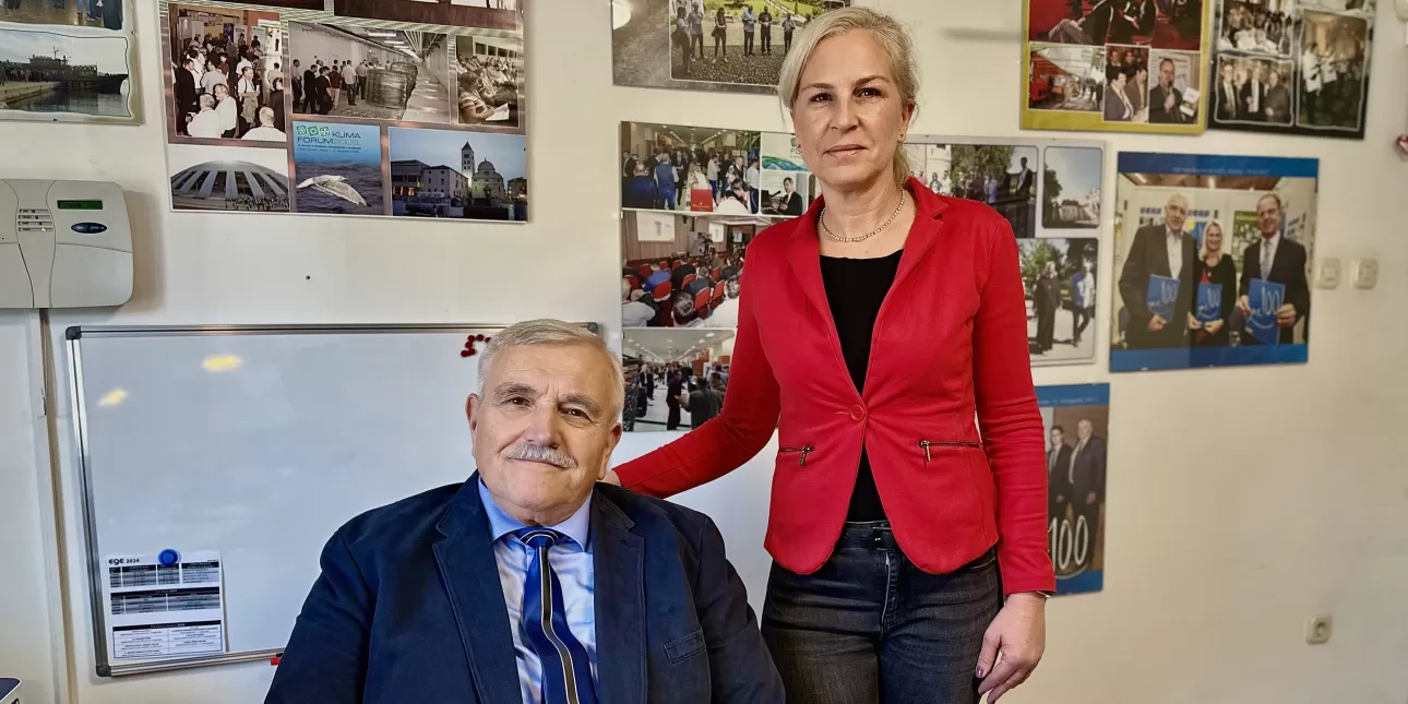 Uprava tvrtke ENERGETIKA MARKETING: vlasnik i osnivač Branko Iljaš i direktorica Maja Šimatović (foto: DP, prosinac 2023.) 

• Maja Šimatović, Branko Iljaš, ENERGETIKA MARKETING