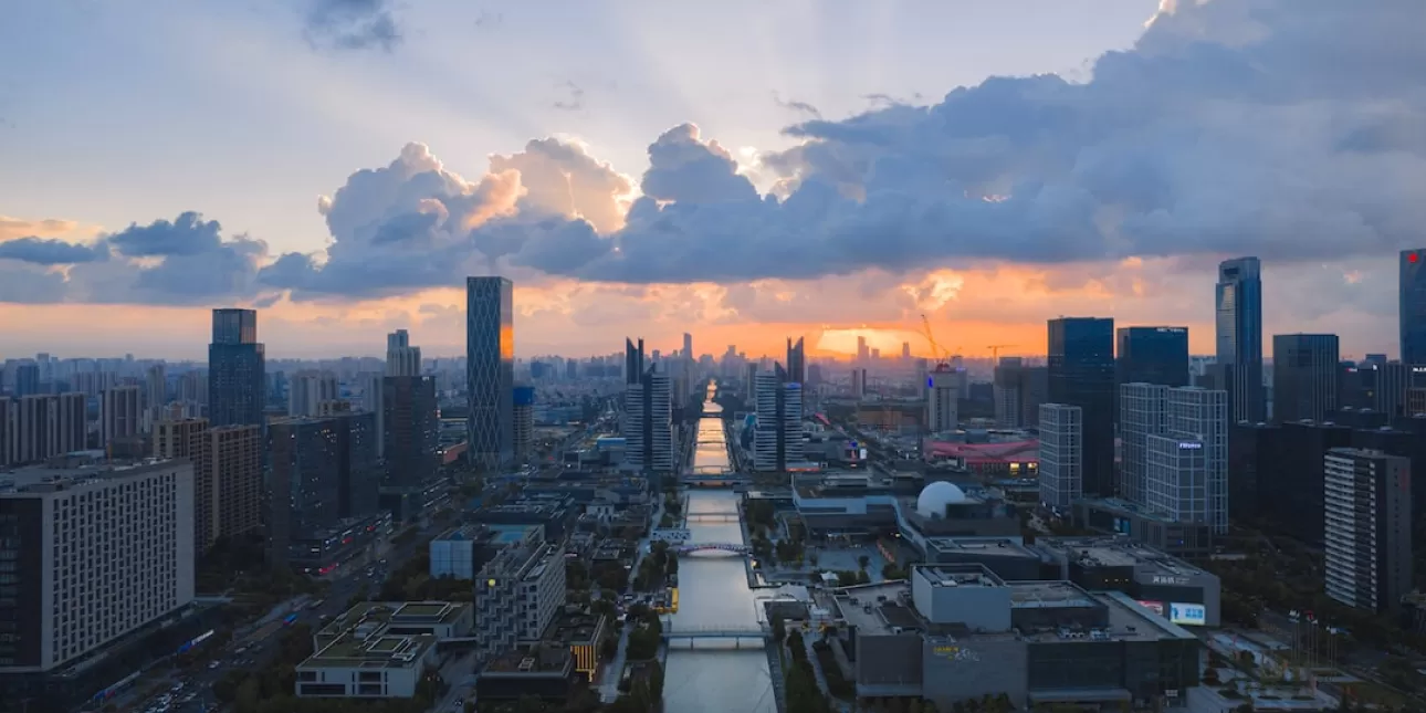 Grad Ningbo u Kini (FOTO: Yilei (Jerry) Bao/Unsplash; 2024.)
 - Ningbo; Kina