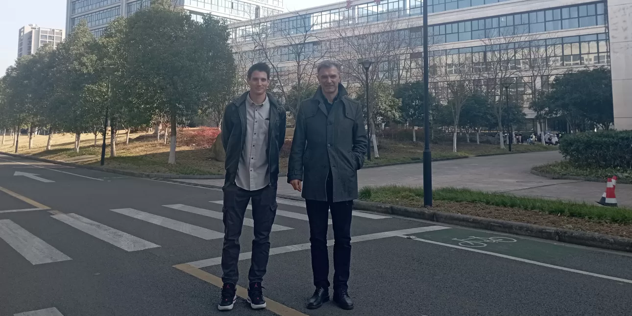 Prof. dr. sc. Vladimir Soldo i Stjepan Herceg, mag. ing. mech. tijekom posjeta Ningbou u Kini (izvornik: nepoznat, siječanj 2024.)

• Vladimir Soldo, Stjepan Herceg, FSB, Kina