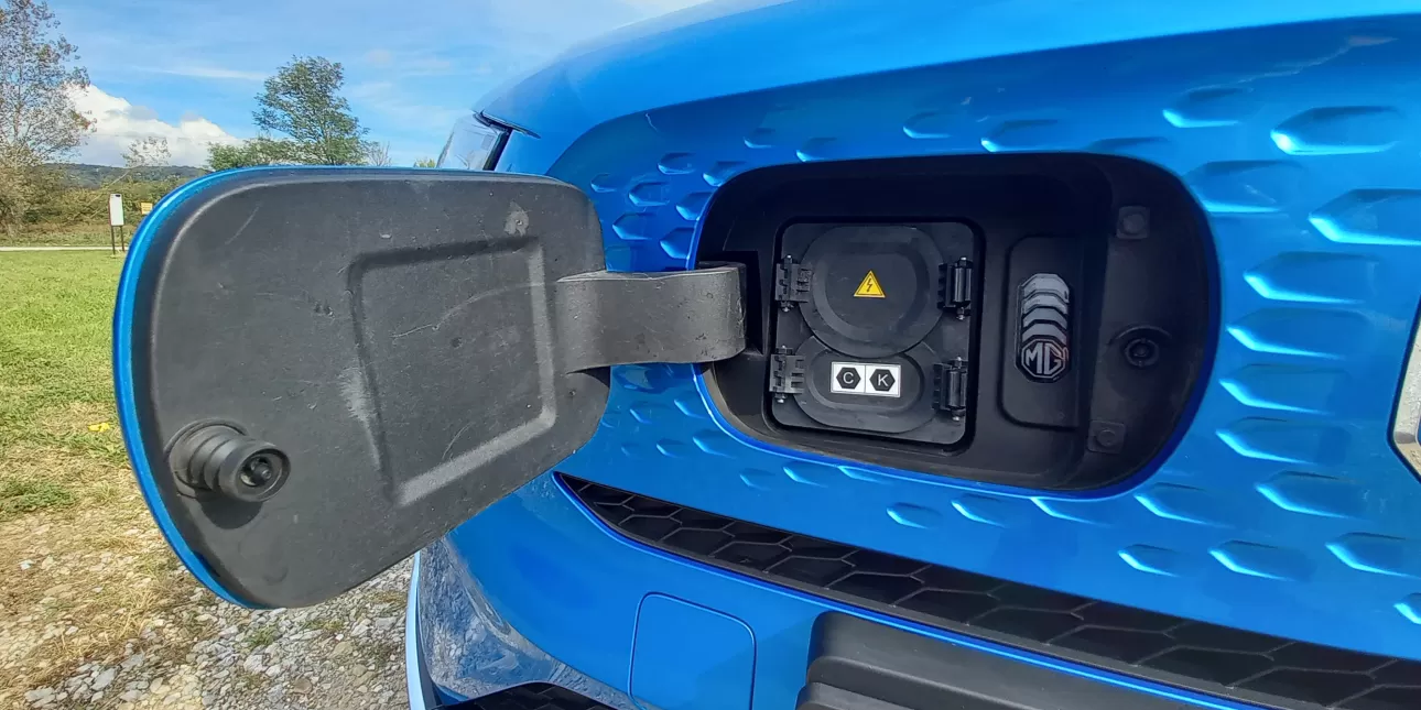 Poklopac za punjenje električnog auta MG ZS EV (foto: BO, listopad 2023.)

• MG, električni auti, elektromobilnost