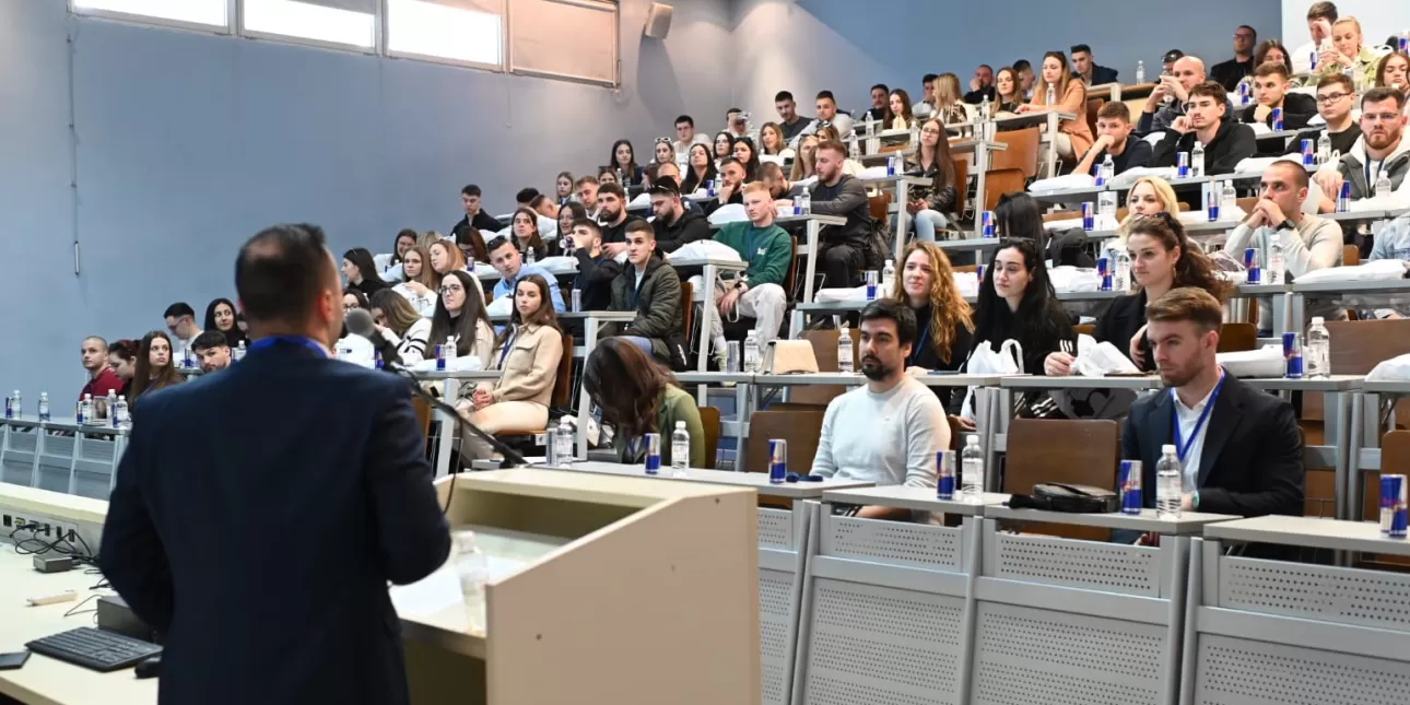 Fotografija s predavanja TECE-a na konferenciji 'Valja nama preko' 2024. godine u Mostaru (foto: Bože Zeljko / Studentski zbor Fakulteta građevinarstva, arhitekture i geodezije Sveučilišta u Mostaru, ožujak 2024.)

• TECE, stručni skupovi 