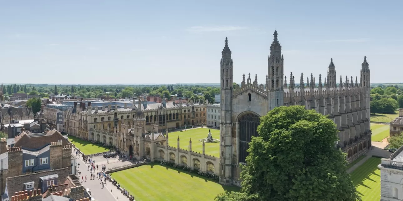 Sveučilište u Cambridgeu (FOTO: Jean-Luc Benazet/Unsplash; 2024.)
 - Cambridge; Ujedinjeno Kraljevstvo