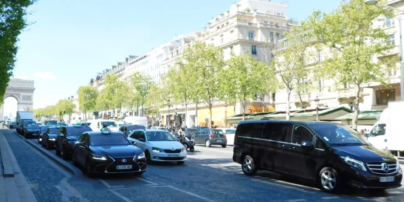 Promet na Aveniji Champs Elysees u Parizu (foto: BL, travanj 2024.)

• Pariz, promet, Francuska