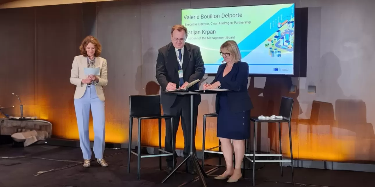 Fotografija s potpisivanja Sporazuma o suradnji s Partnerstvom za čisti vodik (izvornik: Agencija za ugljikovodike, lipanj 2024.)
• Agencija za ugljikovodike, vodik, sporazumi, vodikova energetika