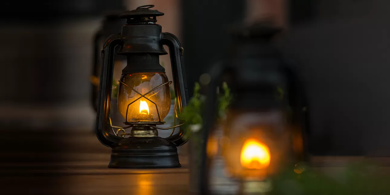 Nestanak električne energije (FOTO: Shutterstock; 2024.)
 - petrolejska lampa; nestanak električne energije