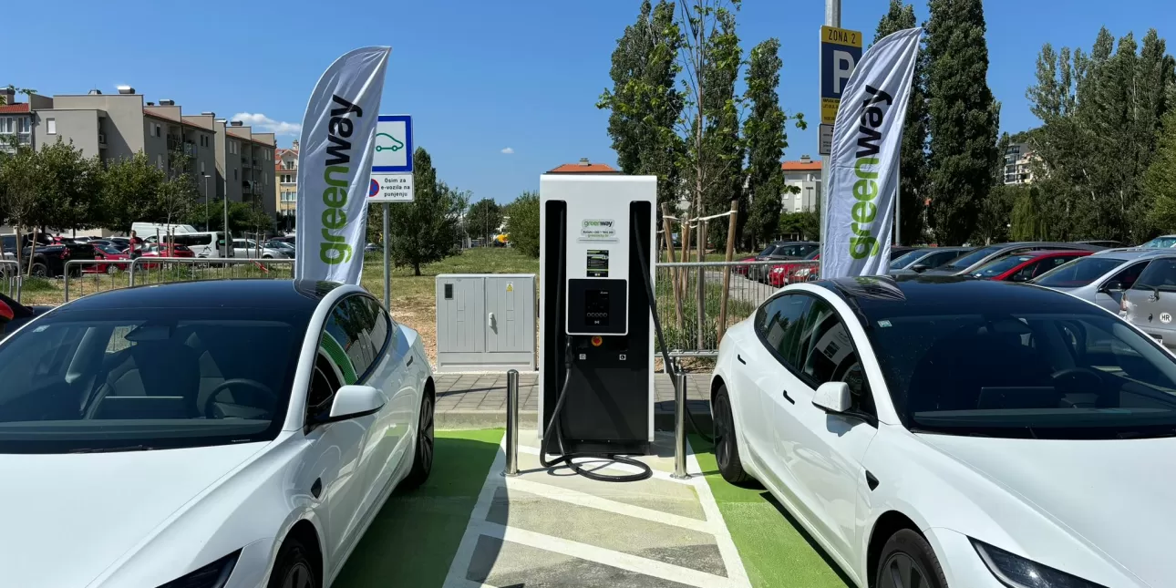 Ultra brza punionica električniv vozila GreenWay u Omišu (FOTO: GreenWay/Sky Media; 2024.)
- GreenWay; Omiš; punionice električnih vozila