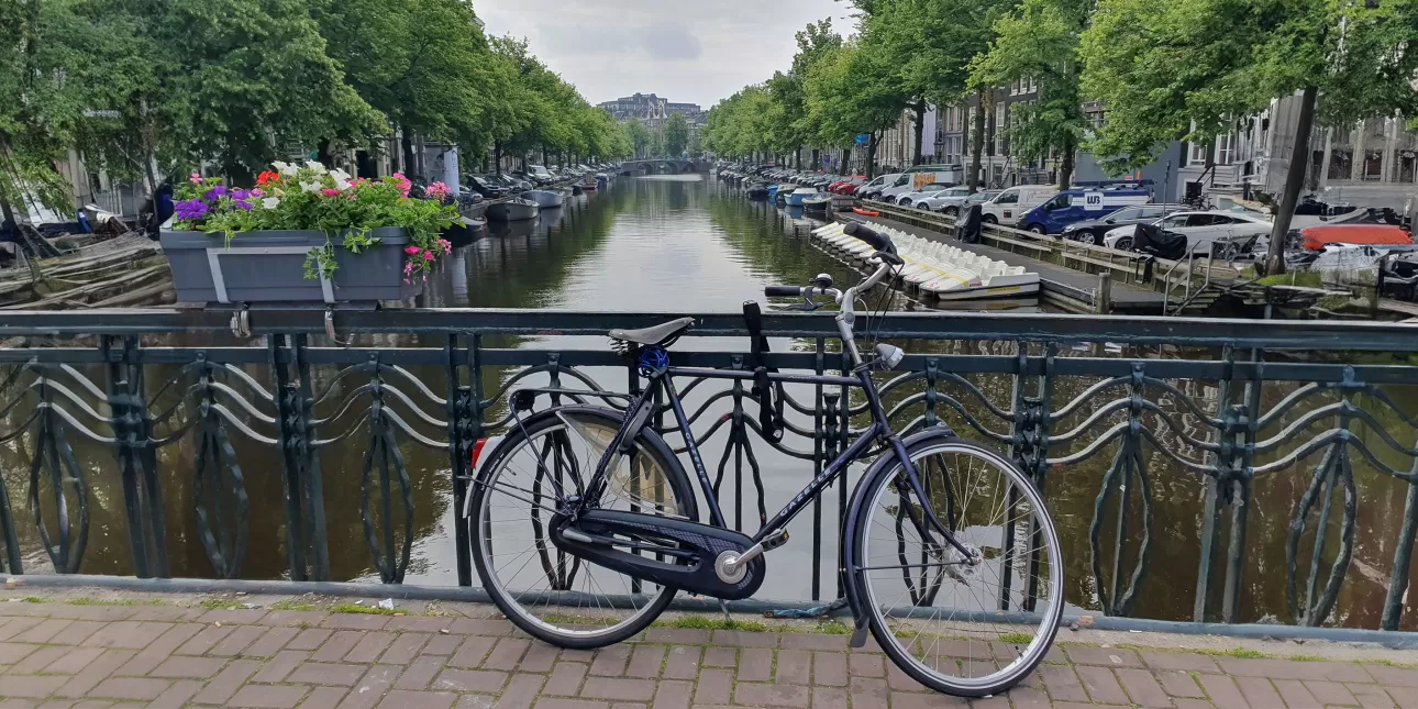 Detalj iz Amsterdama (foto: Tajana L., lipanj 2024.)

• Amsterdam, bicikli, bicikliranje, Nizozemska