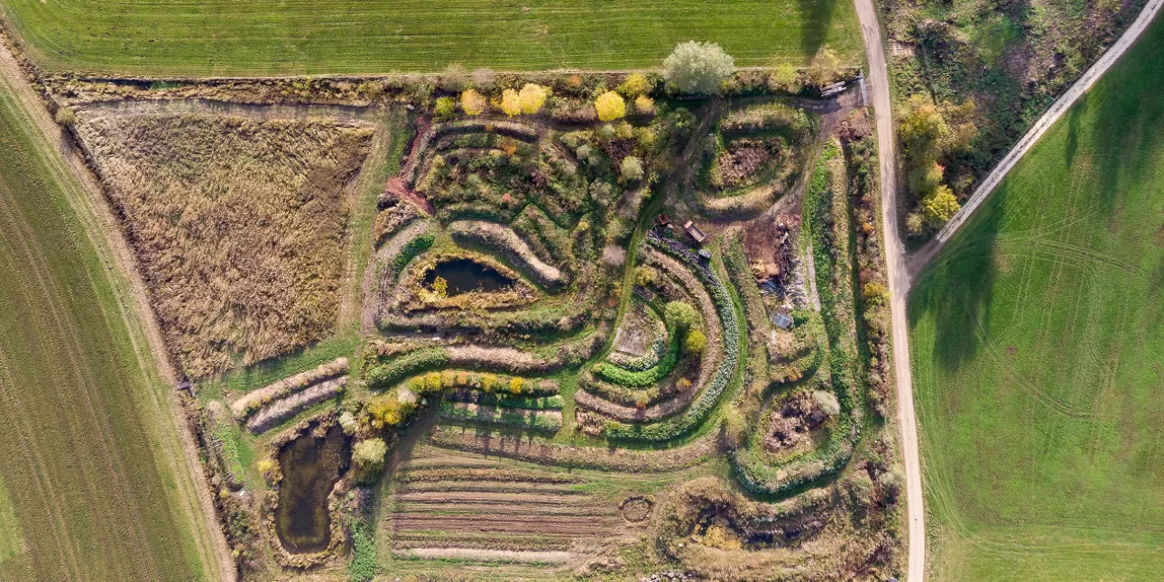 Bečko sveučilište za prirodne resurse i primijenjene bioznanosti BOKU je u suradnji s Tehničkim sveučilištem Kaiserslautern-Landau provelo studiju o učinkovitosti permakulture. (FOTO: ©Thomas Baumann; 2024.)
 - permakultura; poljoprivreda