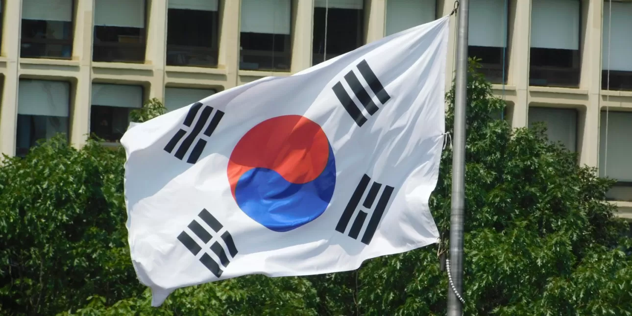 Zastava Južne Koreje (foto: B.L., srpanj 2024.)

• Južna Koreja, zastave