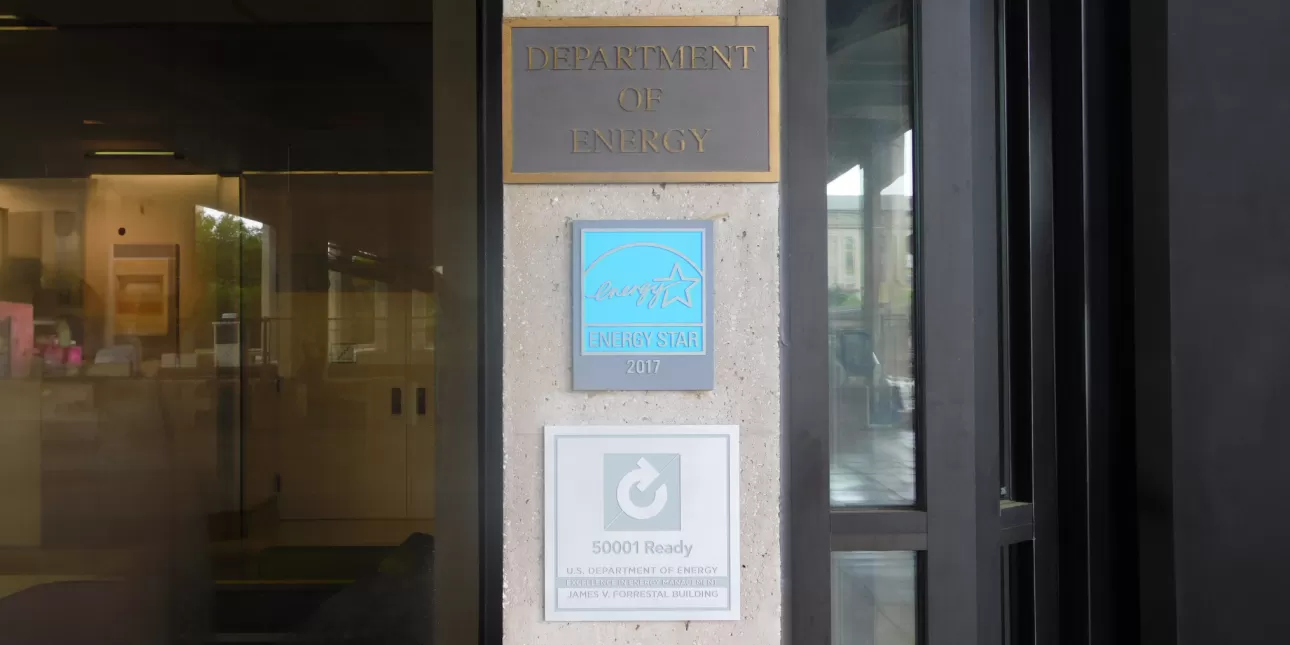 Ploča na ulazu u zgradu američkog Ministarstva energetike (US DoE) u Washingtonu, DC (foto: B.L., srpanj 2024.) 

• DoE, SAD 