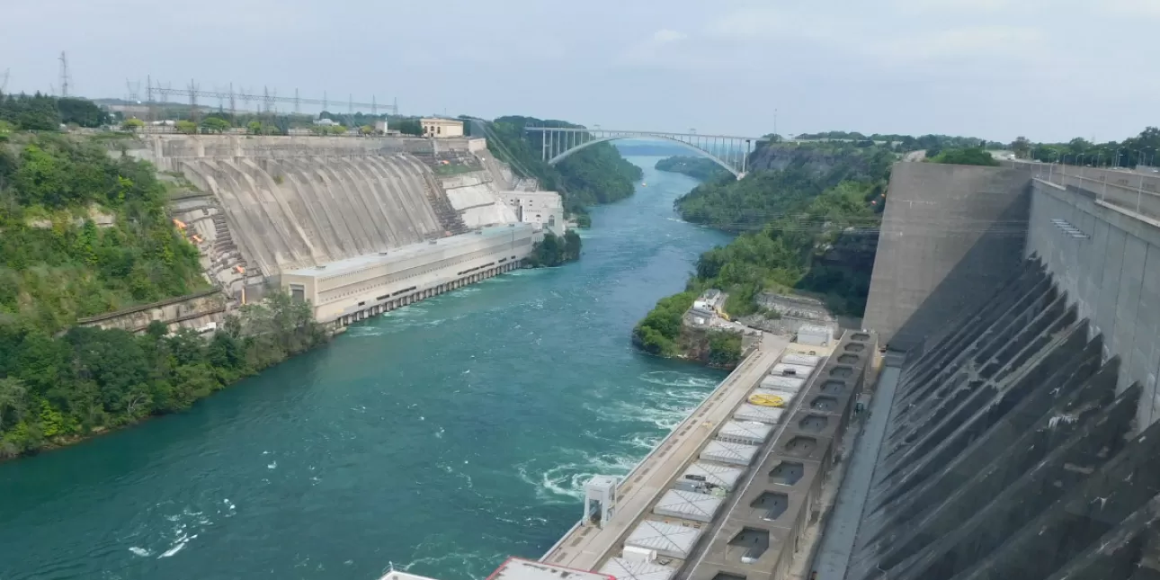 Hidroelektrane na Niagari: Sir Adam Beck s kanadske i Robert Moses s američke strane rijeke (foto: B.L., kolovoz 2024.)

• hidroelektrane, Niagara