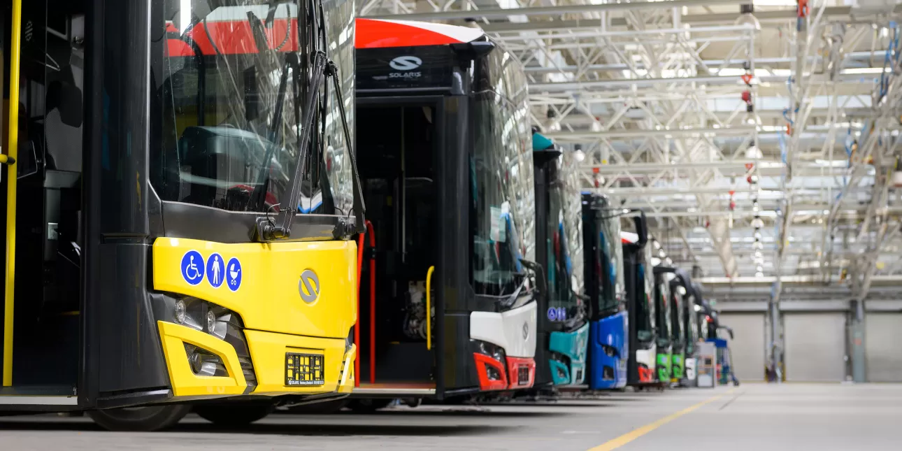 Autobusi Solaris (raznih izvedbi: klasični, električni, hibridni, na stlačeni prirodni plin) u tvornici Bolechowo u Owińskoj u Poljskoj (izvornik: Solaris, kolovoz 2024.)

• Solaris, autobusi, električni autobusi, autobusi na CNG, hibridni autobusi