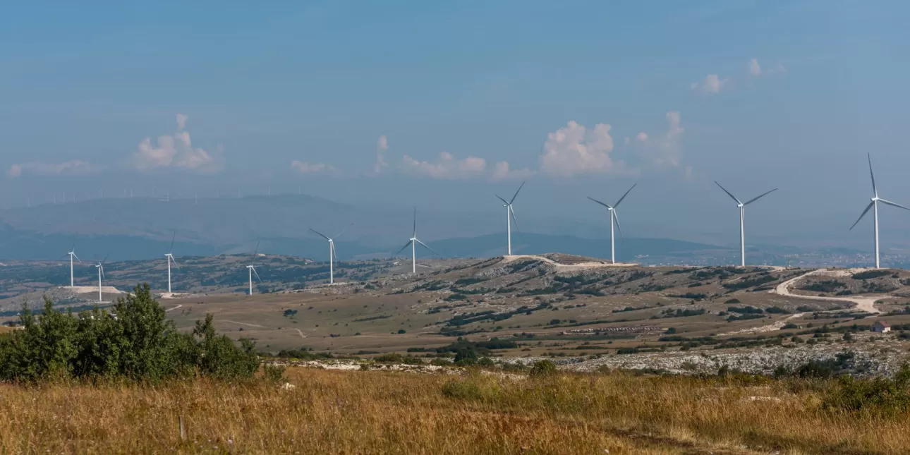 Pogled na VE Mesihovina u Bosni i Hercegovini (izvornik: EPHZHB, rujan 2024.)

• VE Mesihovina, EPHZHB, vjetroelektrane, Hercegovina, Bosna i Hercegovina