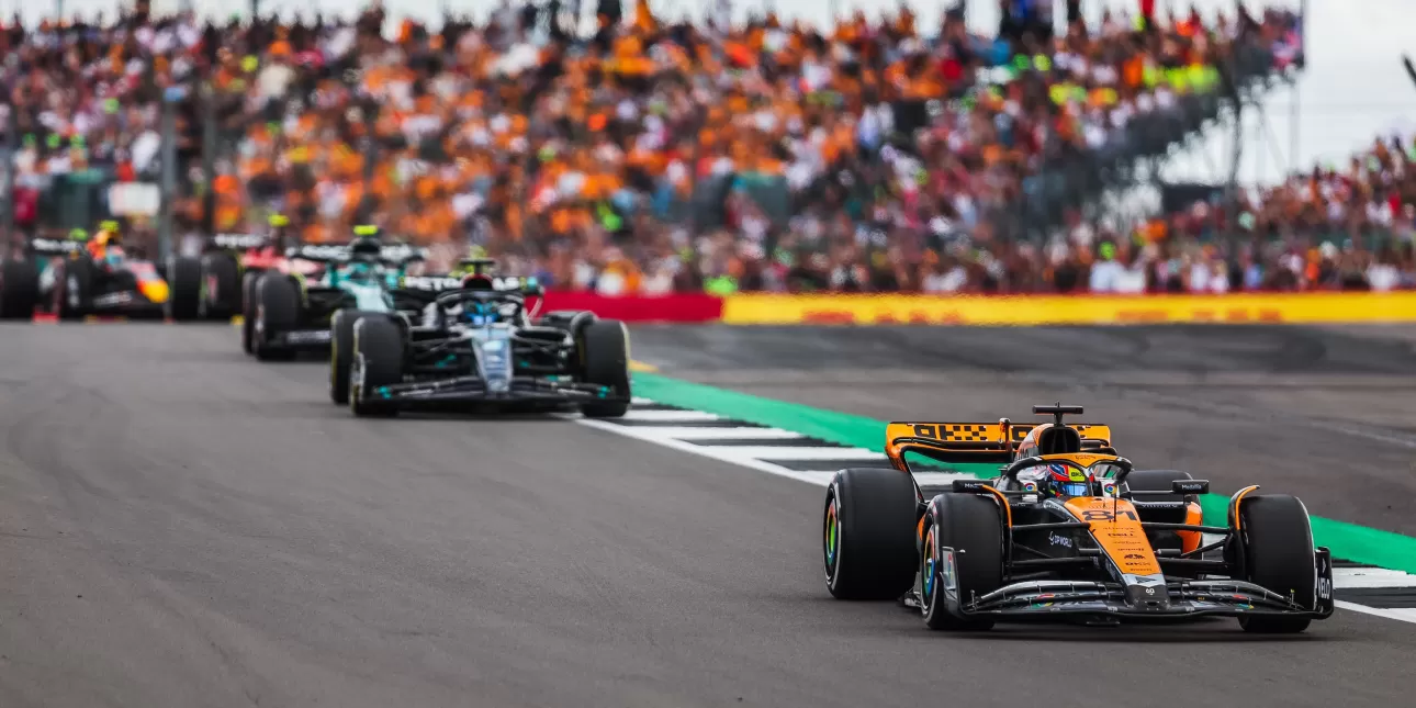 Utrka Formule 1 na stazi Silverstone (izvornik: Jay Hirano / Shutterstock, 2023.)

• Formula 1, utrke, sport, automobilizam