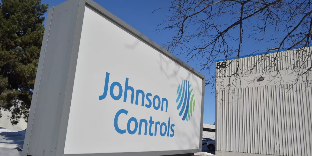 Logo tvrtke Johnson Controls ispred zgrade kanadske podružnice u Richmond Hillu (izvornik: Raysonho / Wikipedia)

• Johnson Controls, logo, zgrade