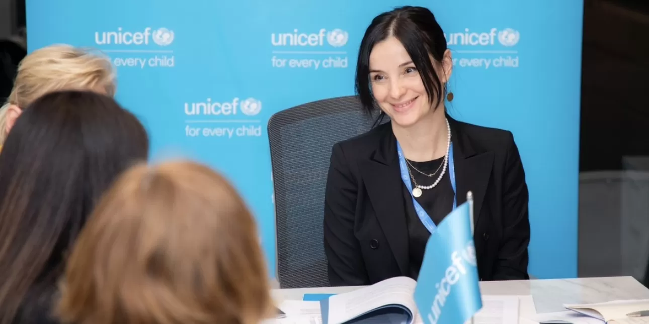 Ministrica zaštite okoliša i zelene tranzicije Marija Vučković potpisuje u Bakuu Deklaraciju o djeci, mladima i klimatskim aktivnostima (FOTO: MZOZT; 2024.)
 - Marij Vučković