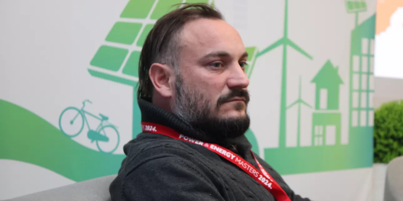 Ivan Zoković Cola, član Pokreta otoka i Zelene energetske zadruge (foto: D.P., studeni 2024.)

• Ivan Zoković Cola, Pokret otoka, ZEZ
