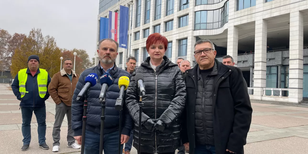 Siniša Koritnik, predsjednik INAŠ-a (Sindikat naftne djelatnosti), Jasna Pipunić, predsjednica SING – Sindikata gospodarstva i Zvonimir Mikloš, glavni sindikalni povjerenik u EKN-u (Samostalni sindikat energetike, kemije i nemetala Hrvatske) (FOTO: Bolder; 2024.)  
 - sindikat; INAŠ; SING; EKN