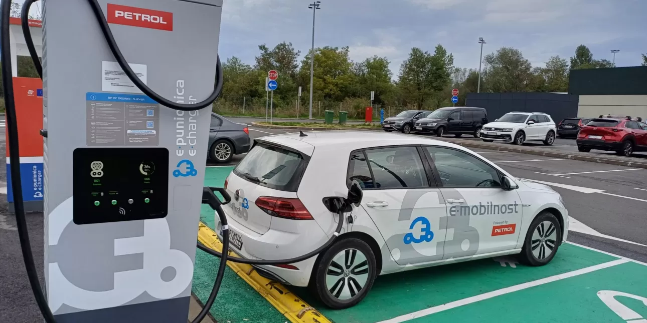 Višegodišnji projekt MULTI-E, usmjeren na promicanje održive mobilnosti u Sloveniji, Hrvatskoj i Slovačkoj (FOTO: Sintagma media/Petrol; 2024.)
 - Petrol; punionice električnih vozila