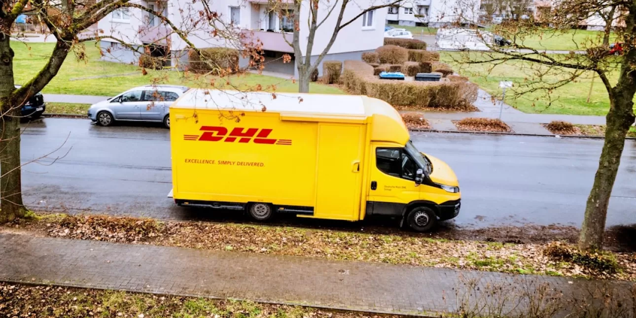 Logistička tvrtka DHL (FOTO: Maxim/Unsplash; 2025.)
 - DHL; logistika