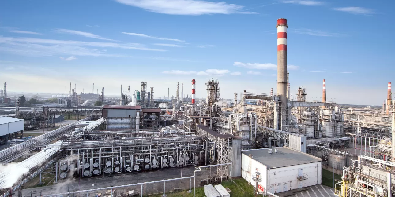 Rafinerija nafte Slovnaft u Bratislavi (FOTO: MOL Group; 2025.)
 - rafinerije; Slovnaft; MOL